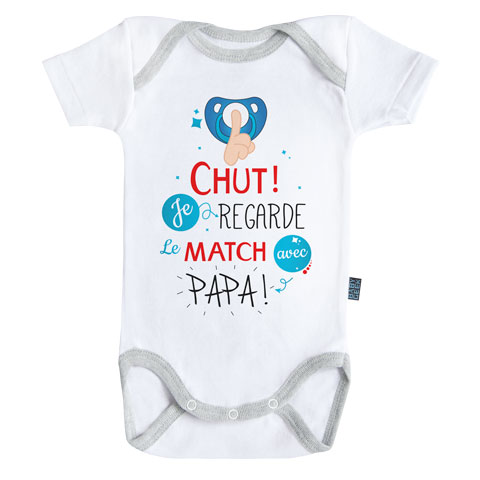 Chut je regarde le match avec papa V2 - Body Bébé manches courtes - Coton - Blanc - Coutures grises